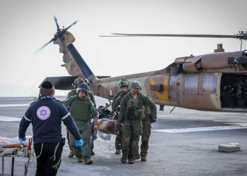 פינוי פצוע לבית החולים זיו בצפת | צילום: דוד כהן, פלאש 90