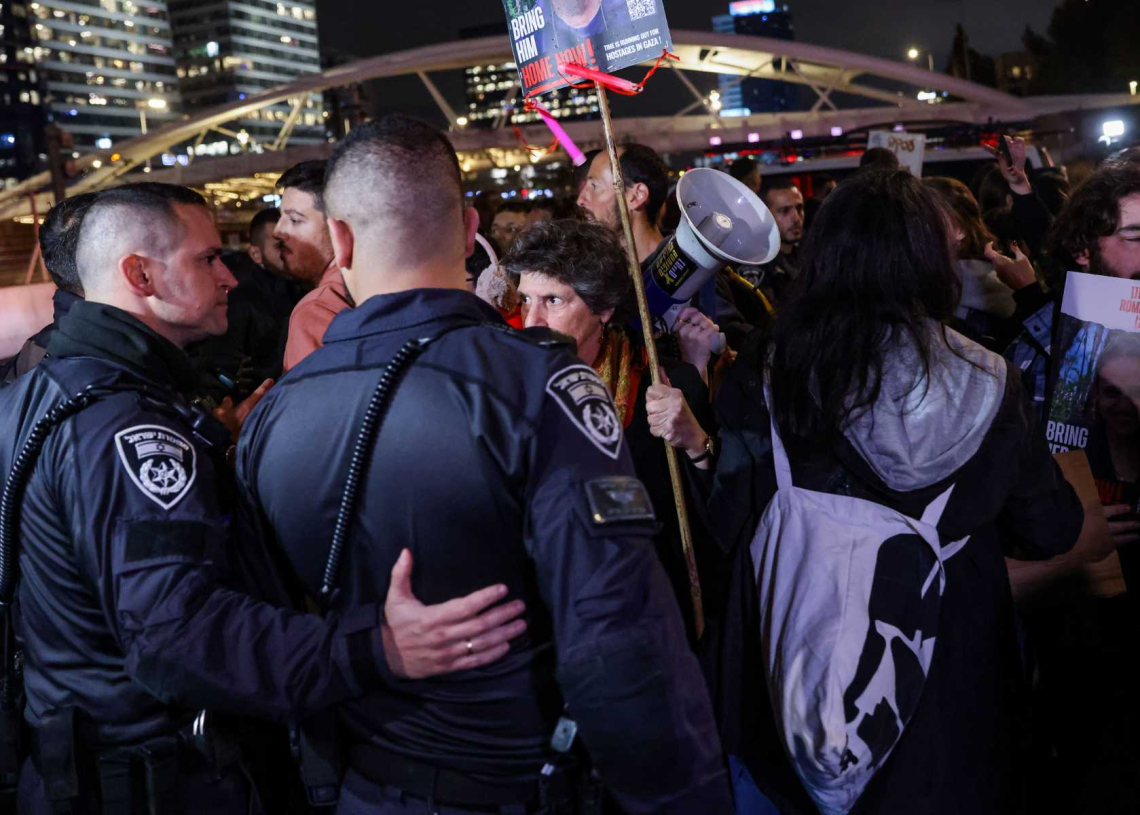 שוטרים בהפגנת משפחות החטופים בתל אביב אמש, למצולמים אין קשר לכתבה | צילום: חיים גולדברג פלאש 90