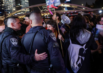 שוטרים בהפגנת משפחות החטופים בתל אביב אמש, למצולמים אין קשר לכתבה | צילום: חיים גולדברג פלאש 90