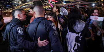 שוטרים בהפגנת משפחות החטופים בתל אביב אמש, למצולמים אין קשר לכתבה | צילום: חיים גולדברג פלאש 90