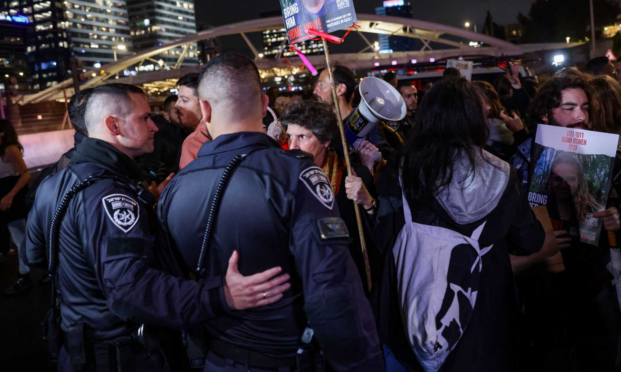 שוטרים בהפגנת משפחות החטופים בתל אביב אמש, למצולמים אין קשר לכתבה | צילום: חיים גולדברג פלאש 90