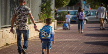 תלמידים בדרך לבית הספר במעלה אדומים, למצולמים אין קשר לכתבה | צילום: הדס פרוש, פלאש 90