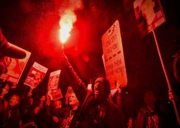 הפגנה נגד הממשלה, אמש מול הקריה בת״א | צילום: אבשלום ששוני