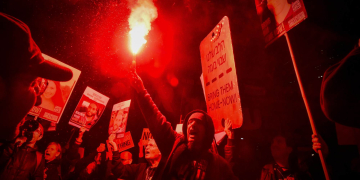 הפגנה נגד הממשלה, אמש מול הקריה בת״א | צילום: אבשלום ששוני