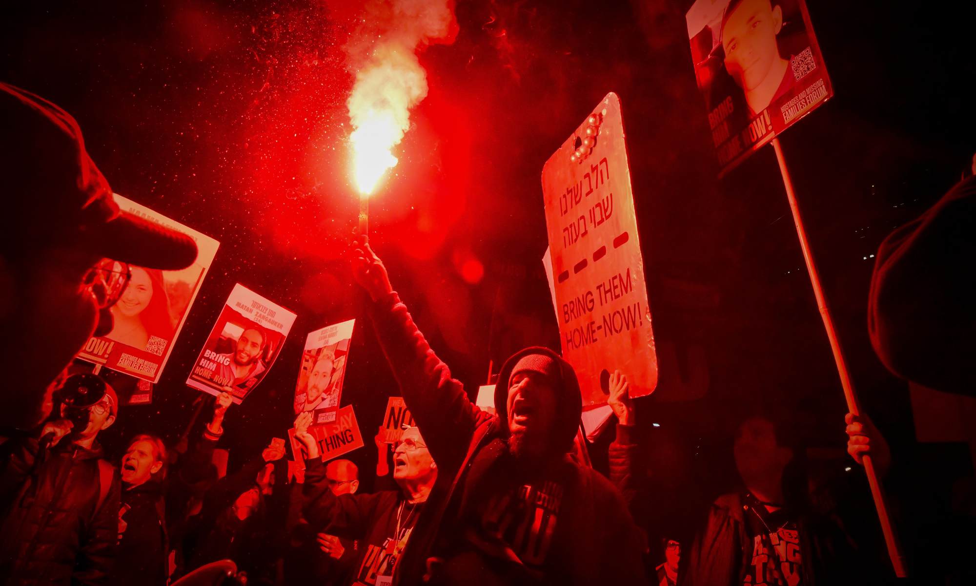 הפגנה נגד הממשלה, אמש מול הקריה בת״א | צילום: אבשלום ששוני