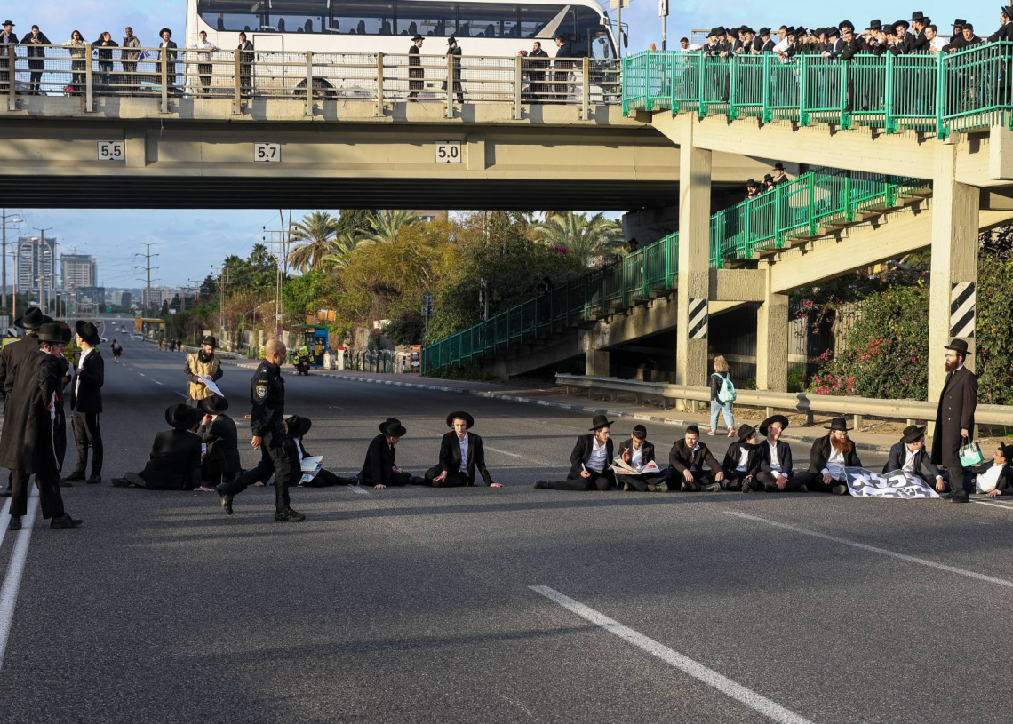 מפגינים מתחת לגשר גבעת שמואל, אתמול אחר הצהריים | צילום: איתי רון
