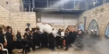 שוטר מתיז חומרי כיבוי על חרדים במירון צילום מסך מתוך יוטיוב