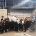 שוטר מתיז חומרי כיבוי על חרדים במירון צילום מסך מתוך יוטיוב