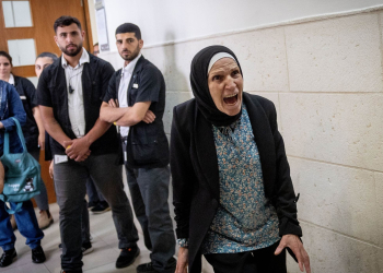 אמו של אל חלאק לאחר הכרעת הדין ביולי האחרון | יונתן סינדל, פלאש 90