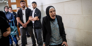 אמו של אל חלאק לאחר הכרעת הדין ביולי האחרון | יונתן סינדל, פלאש 90