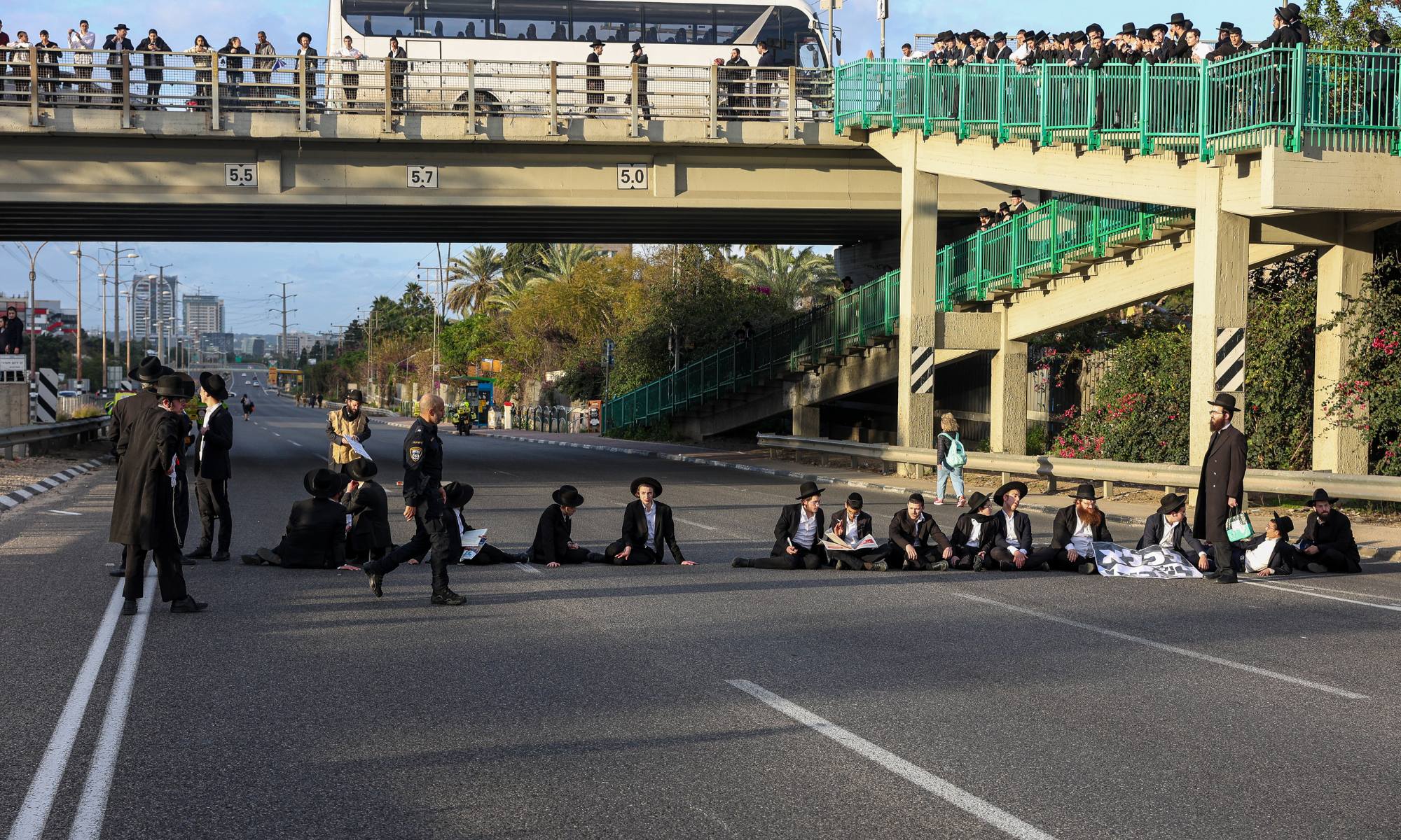 מפגינים מתחת לגשר גבעת שמואל, אתמול אחר הצהריים | צילום: איתי רון