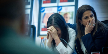 לילי בן עמי וח״כ מירב בן ארי, הבוקר לאחר הדיון | צילום: יהונתן סינדל, פלאש 90