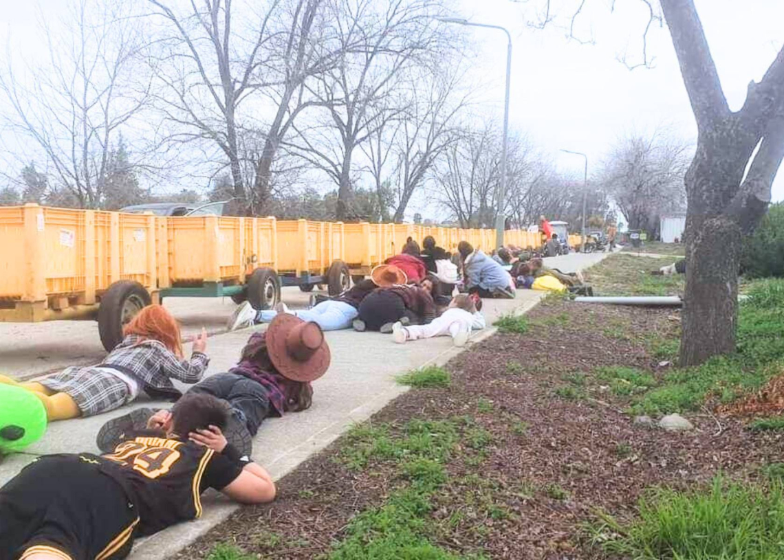 תלמידים משתטחים על הקרקע בזמן אזעקה על חדירת כטב"ם | צילום: שריה פרידמן