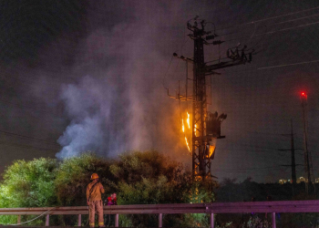פגיעת רקטה בעמוד חשמל | צילום: יוסי אלוני, פלאש 90