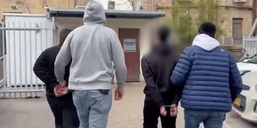 מובלים אזוקים למעצר. ״הרשויות המתינו חודשים עד שפעלו. קשה לומר שיש עילה למסוכנות״ | צילום מסך מתוך תיעוד דוברות המשטרה