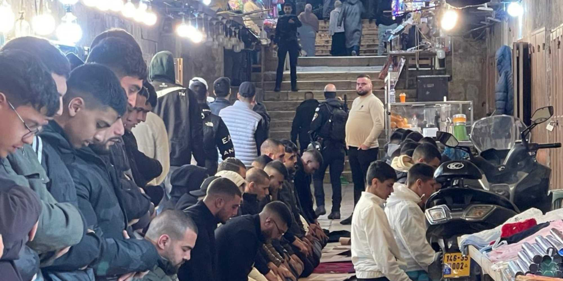 צעירים שכניסתם נמנעה מתפללים מחוץ למסגד אל אקצא | צילום: עיר עמים