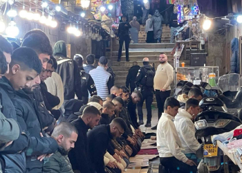 צעירים שכניסתם נמנעה מתפללים מחוץ למסגד אל אקצא | צילום: עיר עמים