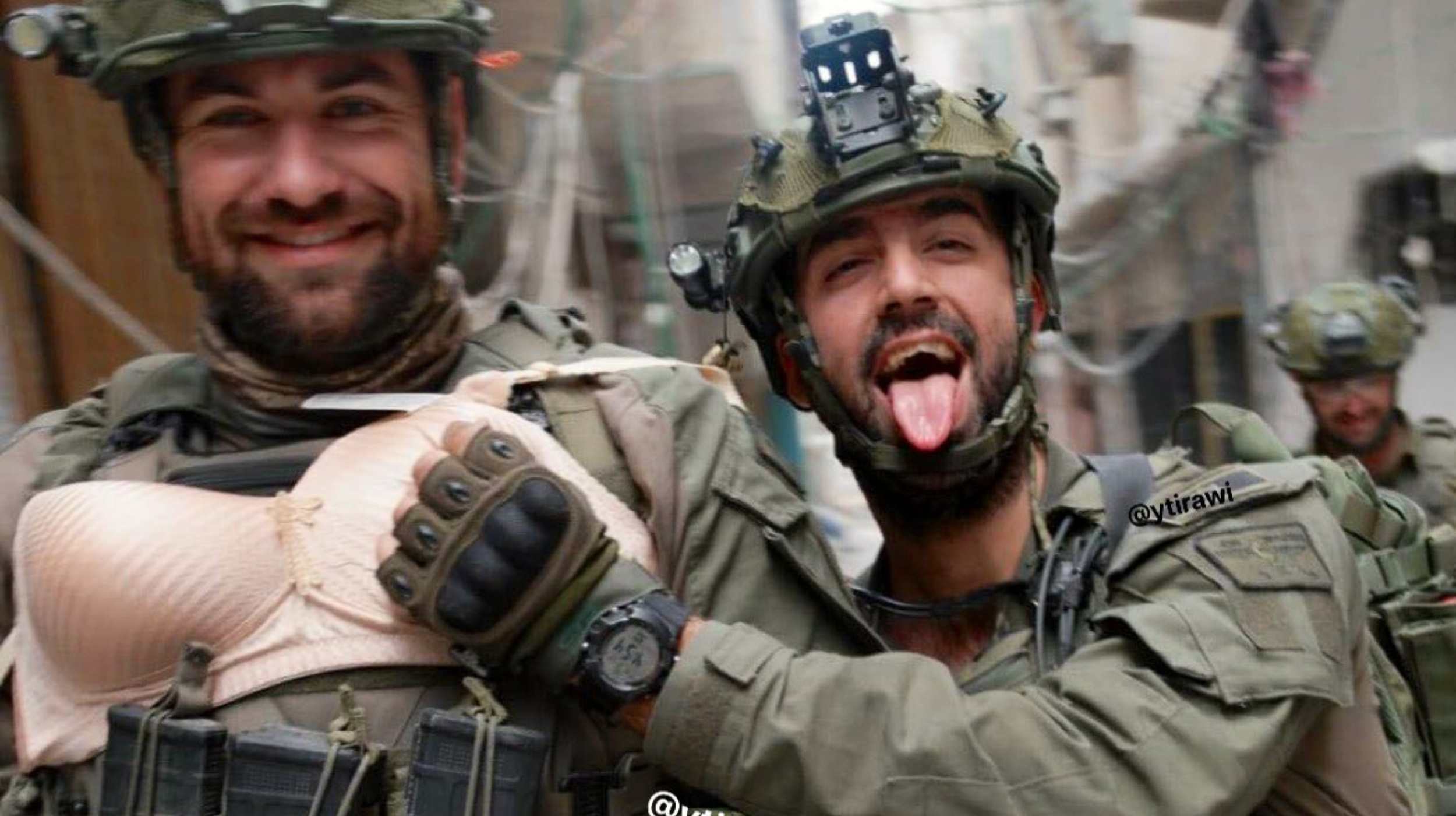 חיילים בחאן יוניס עם הלבשה תחתונה של אישה עזתית | צילום: מתוך דף ה-X של יונס טיראווי