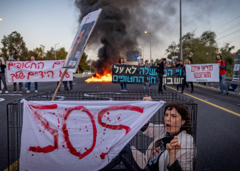 משפחות חטופים מפגינות בכביש 1 למען שחרור יקיריהן | צילום: יונתן סינדל, פלאש 90