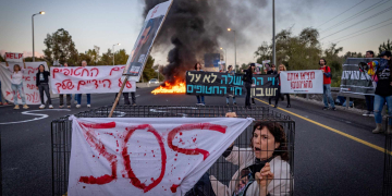 משפחות חטופים מפגינות בכביש 1 למען שחרור יקיריהן | צילום: יונתן סינדל, פלאש 90