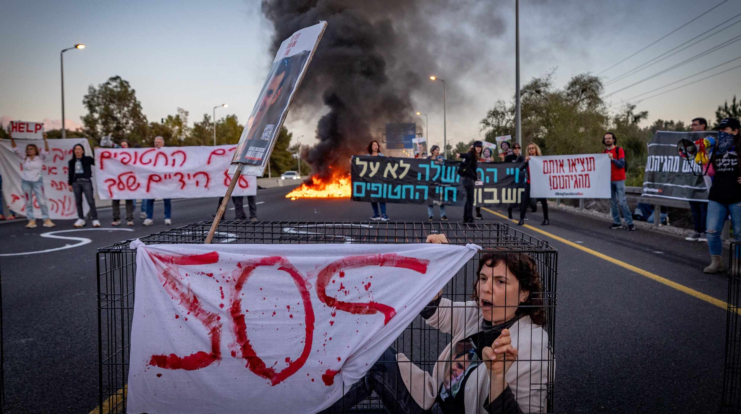 משפחות חטופים מפגינות בכביש 1 למען שחרור יקיריהן | צילום: יונתן סינדל, פלאש 90