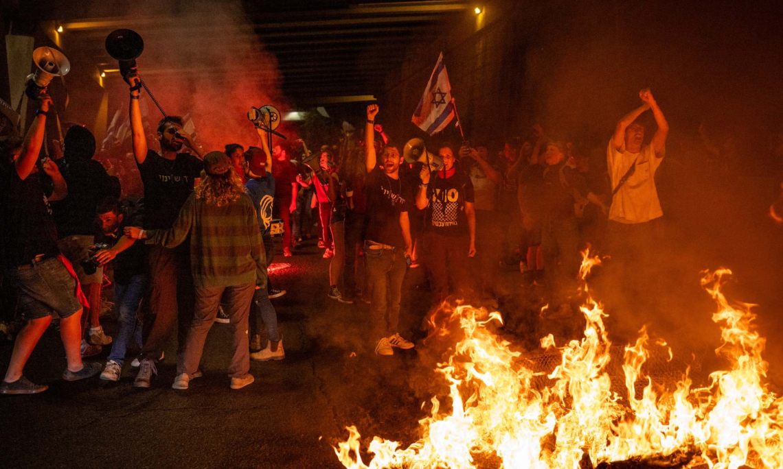 מפגינים מבעירים מדורות על דרך בגין בירושלים | צילום: יונתן סינדל, פלאש 90