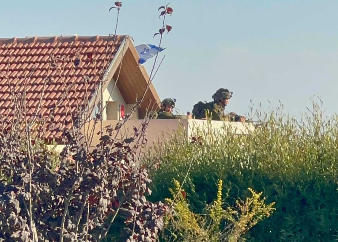 חיילים בשמירה מתוך בית בקיבוץ בארי