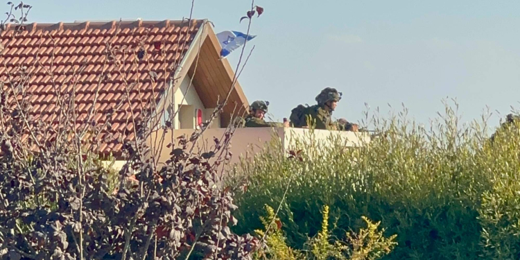 חיילים בשמירה מתוך בית בקיבוץ בארי