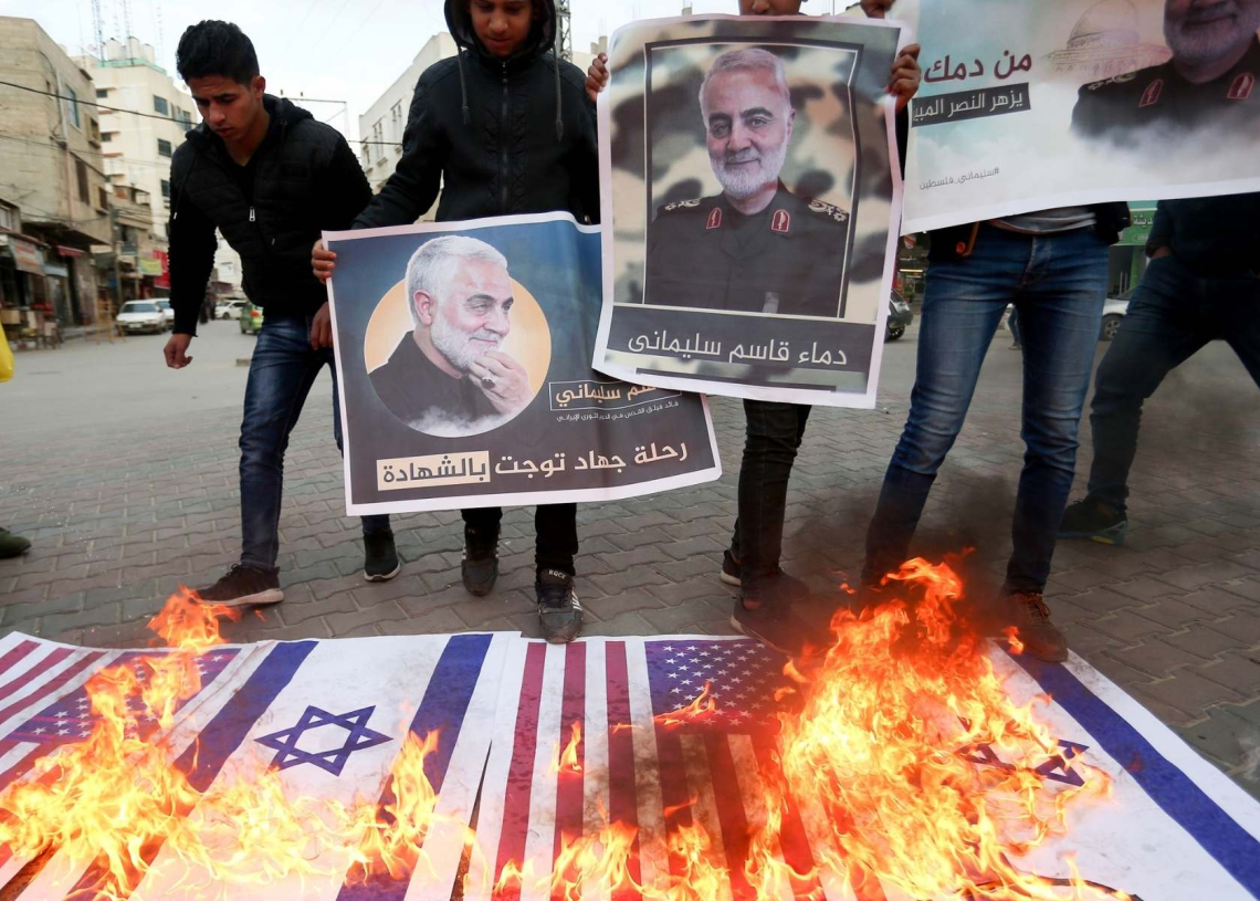 פלסטינים בעזה מפגינים לאחר החיסול של קאסם סולימאני ע״י ארה״ב ב-2020 | צילום: עאבד ראחים, פלאש 90