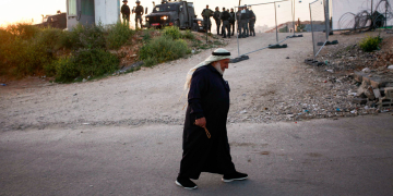 פלסטיני תושב הגדה לאחר שחצה את מחסום קלנדיה ונכנס לישראל | צילום: פלאש 90