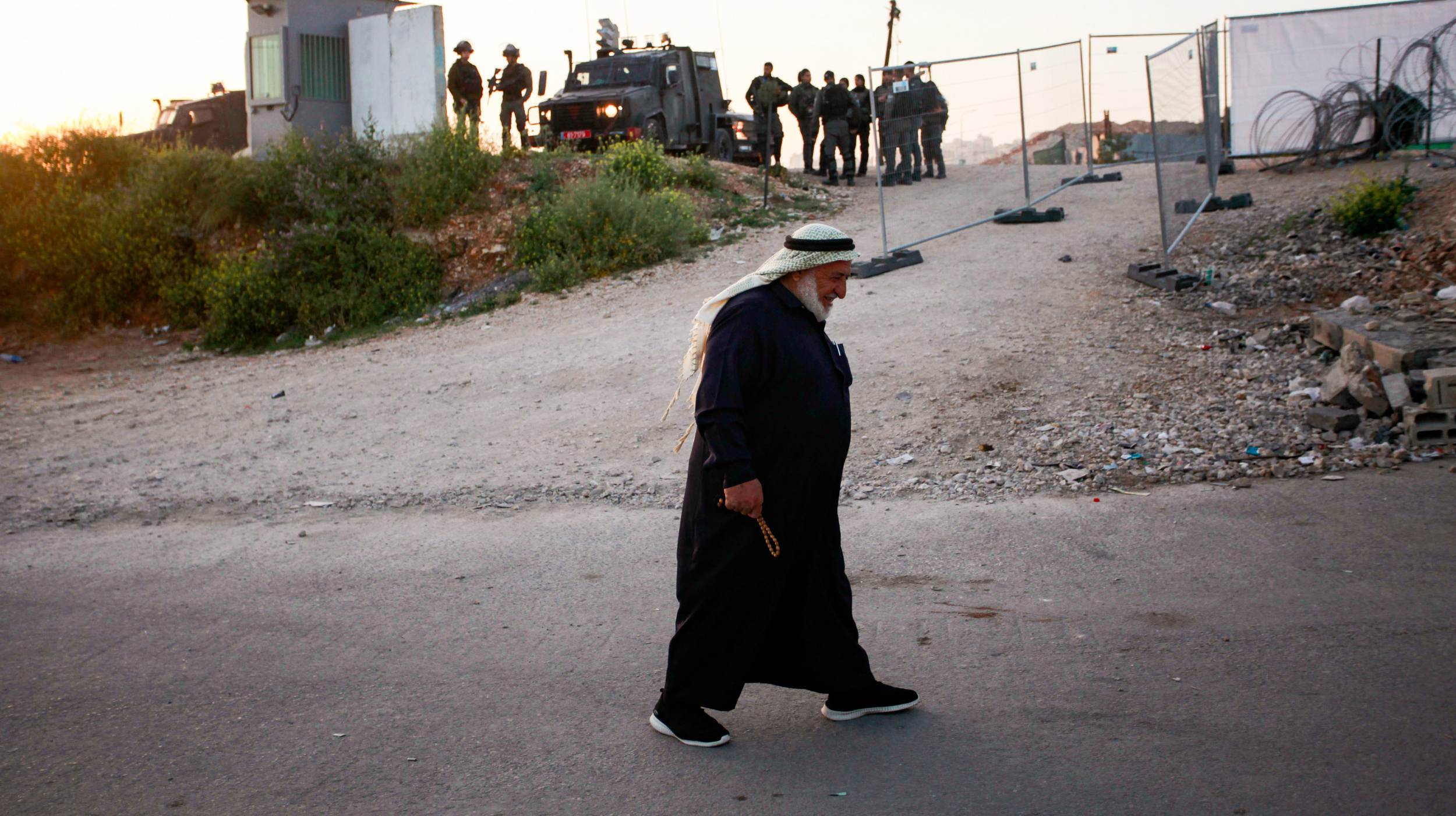 פלסטיני תושב הגדה לאחר שחצה את מחסום קלנדיה ונכנס לישראל | צילום: פלאש 90