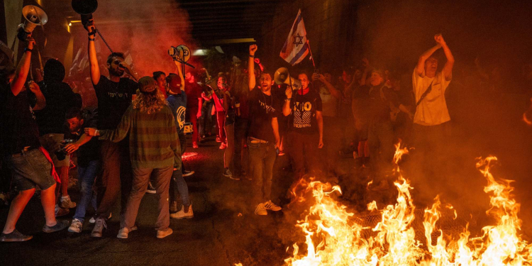 מפגינים מבעירים מדורות על דרך בגין בירושלים | צילום: יונתן סינדל, פלאש 90