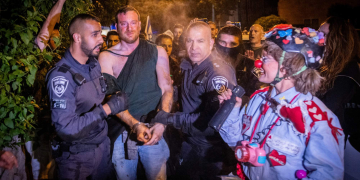 המפגין שנשכב מתחת למכת״זית ביום שלישי בירושלים ונעצר | צילום: חיים גולדברג, פלאש 90