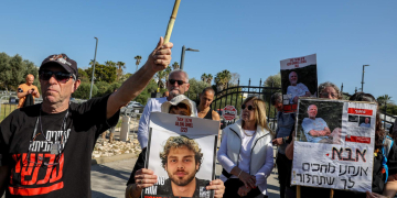 בני משפחות החטופים מפגינים בקיסריה לפני מספר שבועות | צילום: יונתן שאול, פלאש 90