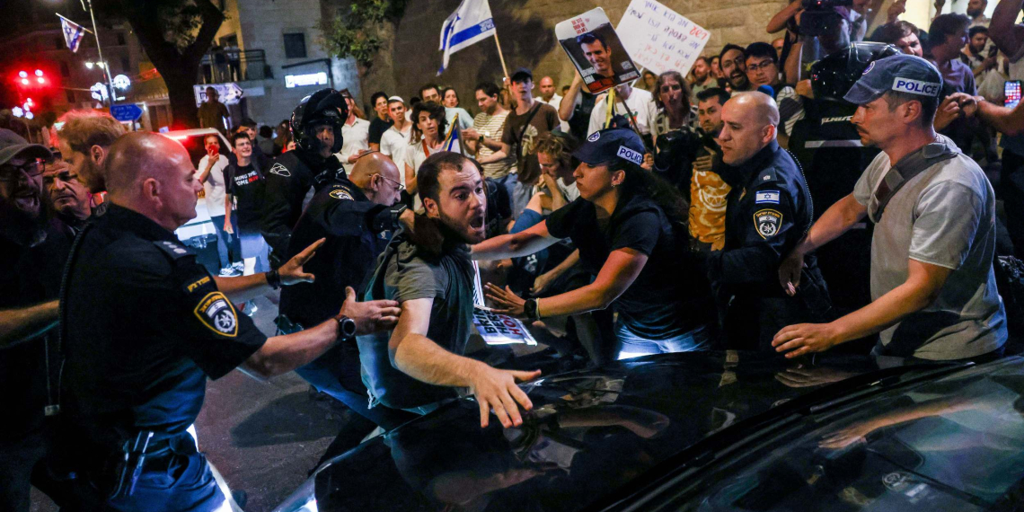 מפגין מנסה לחסום את הרכב של איתמר בן גביר, אמש בירושלים | צילום: חיים גולדברג, פלאש 90