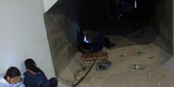 ילדים מסתתרים אתמול בלילה בגשר של אחד הנחלים הסמוכים לכפר בו הם מתגוררים