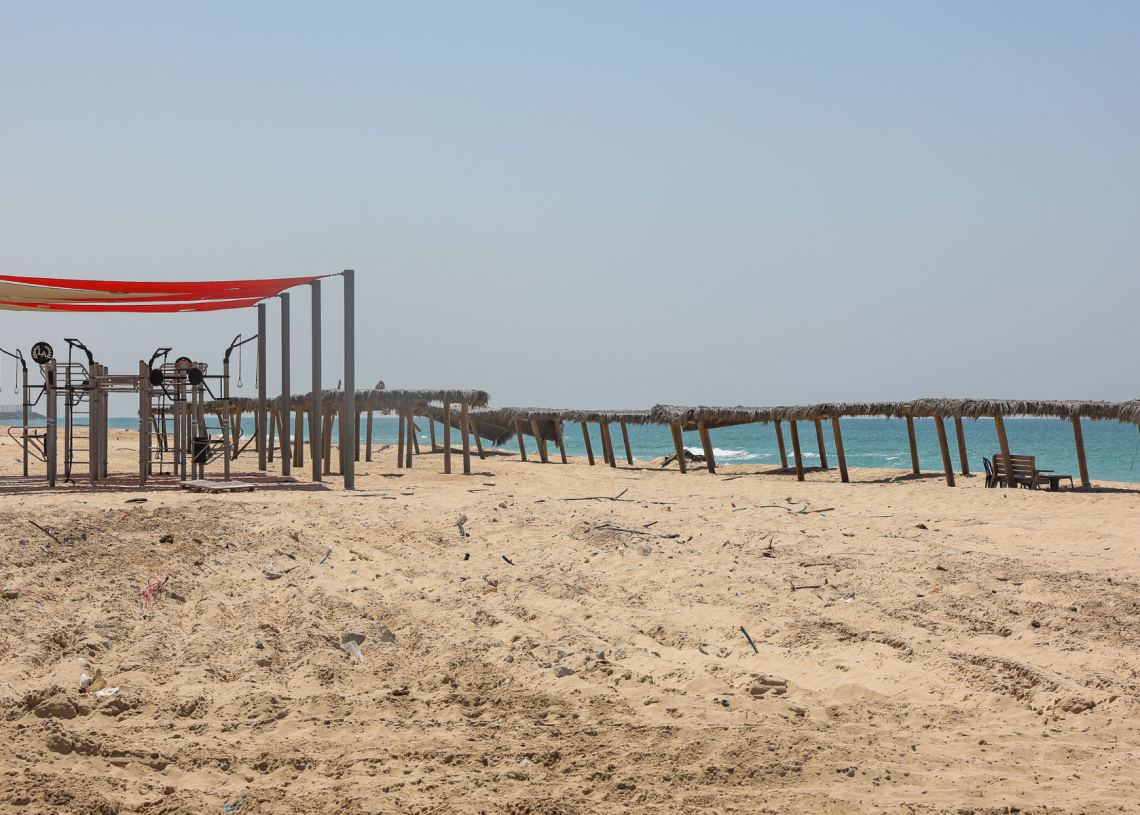 ״התמונה הראשונה שאני רואה היא של חמישה ילדים בשירותים ושתי סירות גומי שמגיעות לחוף. אנשים רצים ואנחנו לא מבינים מה קורה. לא הבנתי שזה מחבלים״. חוף זיקים - עדיין סגור מאז ה-7 באוקטובר | צילום: איתי רון