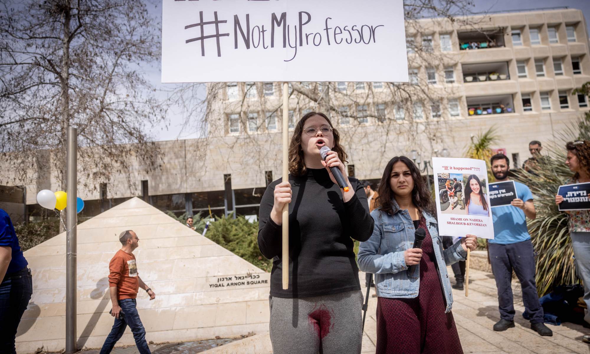 סטודנטים באוניברסיטה העברית בי-ם מפגינים בעקבות התבטאויותיה של פרופ׳ נדירה שלהוב קבורקיאן | צילום: חיים גולדברג, פלאש 90