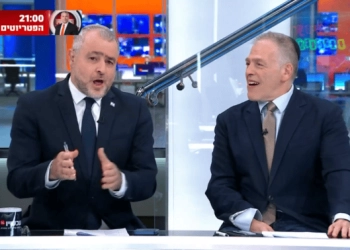 אראל סג"ל (מימין) ושמעון ריקלין מגחכים, "ריקלין וסג"ל", ערוץ 14, 27.5.24 (צילום מסך)