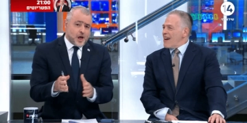 אראל סג"ל (מימין) ושמעון ריקלין מגחכים, "ריקלין וסג"ל", ערוץ 14, 27.5.24 (צילום מסך)