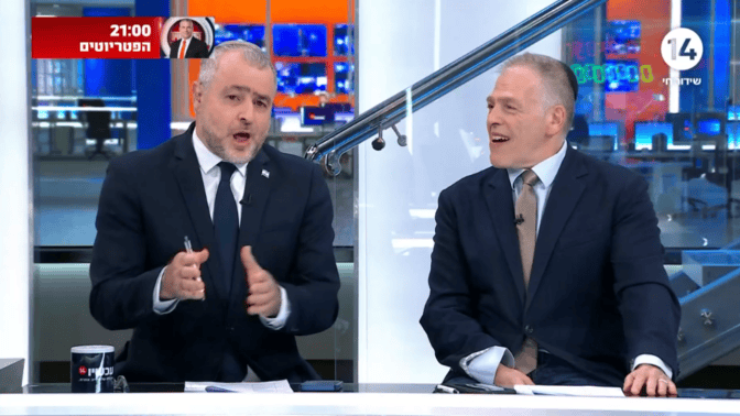 אראל סג"ל (מימין) ושמעון ריקלין מגחכים, "ריקלין וסג"ל", ערוץ 14, 27.5.24 (צילום מסך)