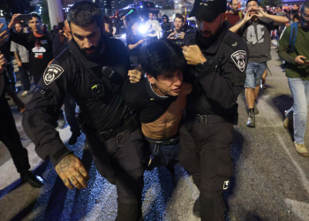 ״קצינים סיפרו על הוראה מפורשת לעצור מפגינים כדי לדכא את המחאה״ - מעצר של מפגין אמש בת״א | צילום: חיים גולדברג, פלאש 90