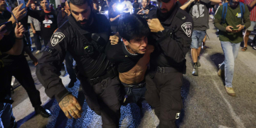 ״קצינים סיפרו על הוראה מפורשת לעצור מפגינים כדי לדכא את המחאה״ - מעצר של מפגין אמש בת״א | צילום: חיים גולדברג, פלאש 90