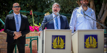 המשיך לנאום בזמן העימותים - בן גביר בבית העלמין הצבאי באשדוד | לירון מולדובאן, פלאש 90