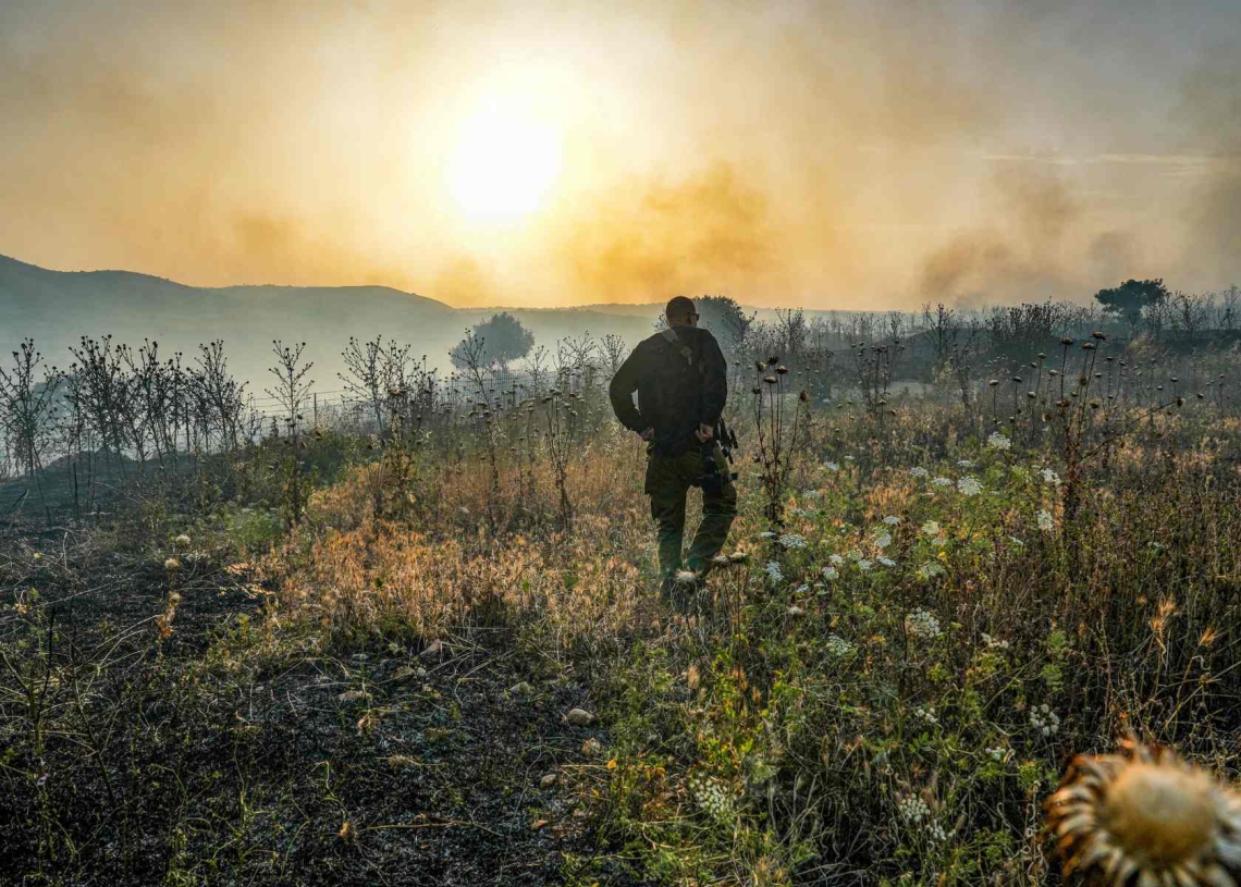 לוחם צה״ל על רקע נפילות בגבול הצפון | צילום: Ayal Margolin/Flash90