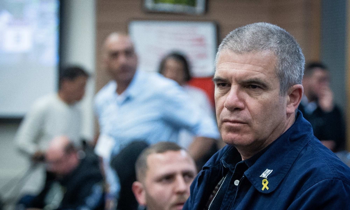 הירש בכנסת עם סיכת סמל המחאה להשבת החטופים, כאילו לא הוא האחראי על כך | צילום: Oren Ben Hakoon/Flash90