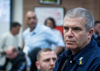 הירש בכנסת עם סיכת סמל המחאה להשבת החטופים, כאילו לא הוא האחראי על כך | צילום: Oren Ben Hakoon/Flash90