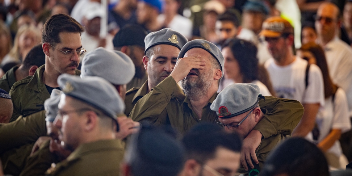 חבריו למילואים של אלירן מזרחי ז״ל בהלוויתו בהר הרצל ביום חמישי | צילום: יונתן סינדל, פלאש 90