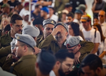 חבריו למילואים של אלירן מזרחי ז״ל בהלוויתו בהר הרצל ביום חמישי | צילום: יונתן סינדל, פלאש 90