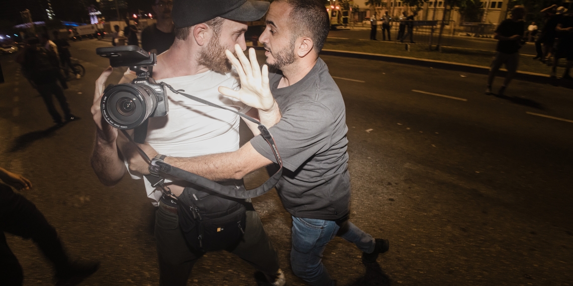 תיעוד המעצר של העיתונאי איתי רון | צילום: גיל לוין